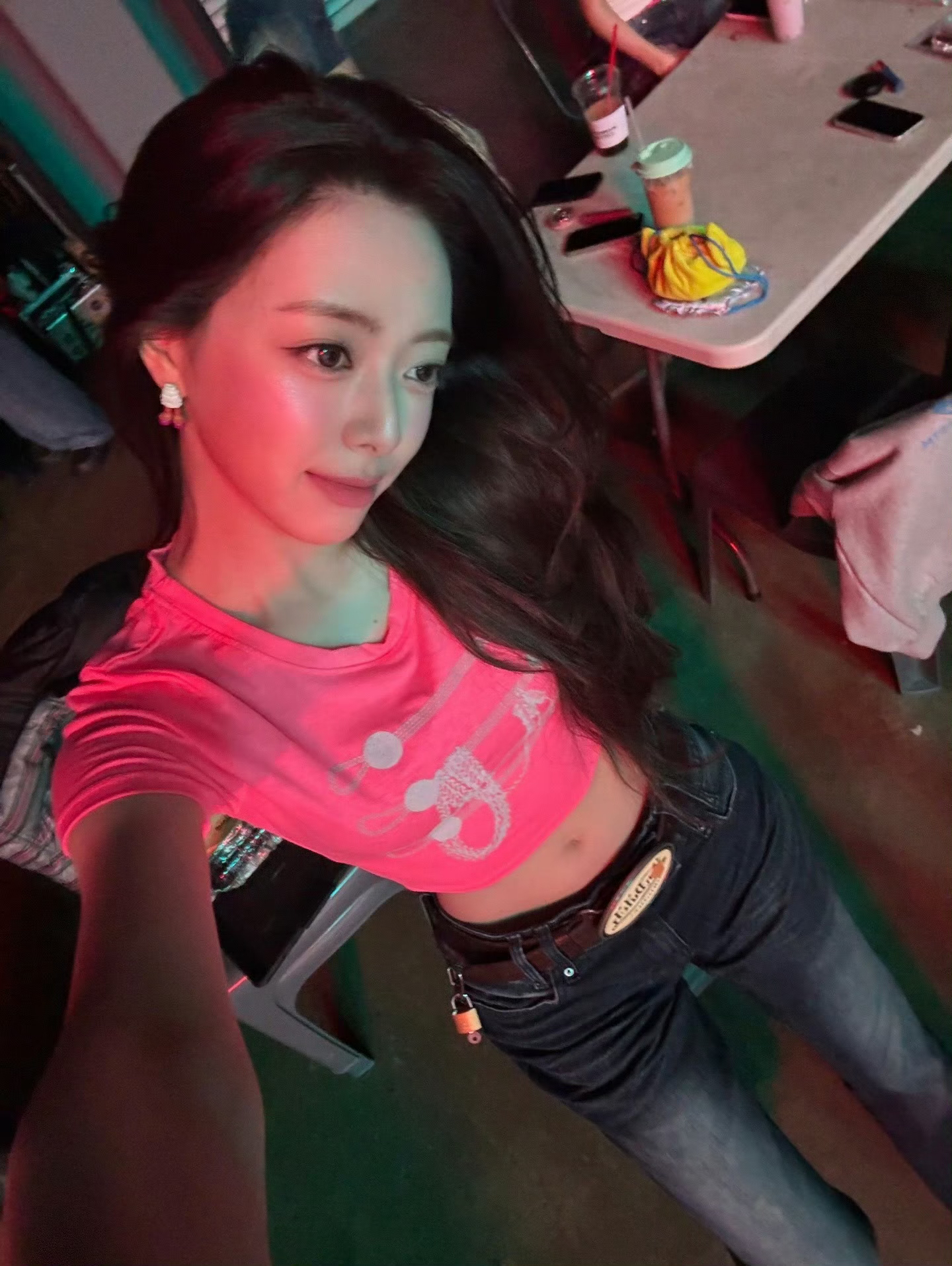 嗑颜bot 申有娜  高饱和度和低腰裤🩷 