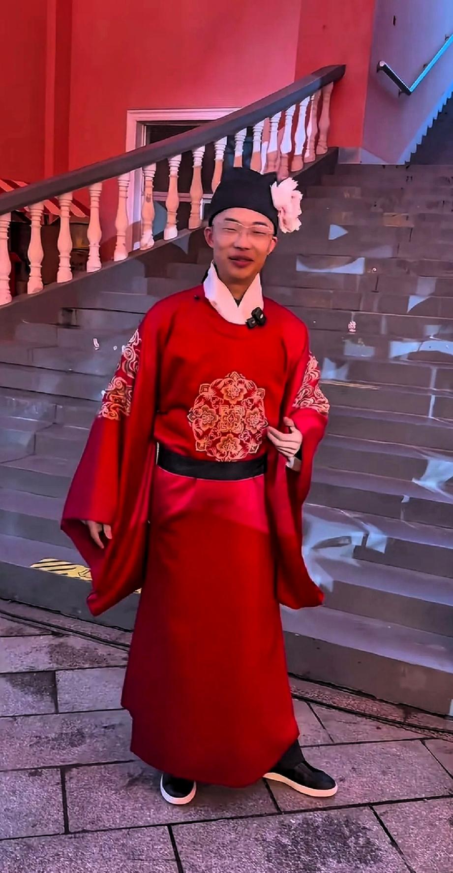 穿上状元袍，有才真有才！提笔写春秋，妙手著文章，得意在今朝，比肩还有谁？
近日，