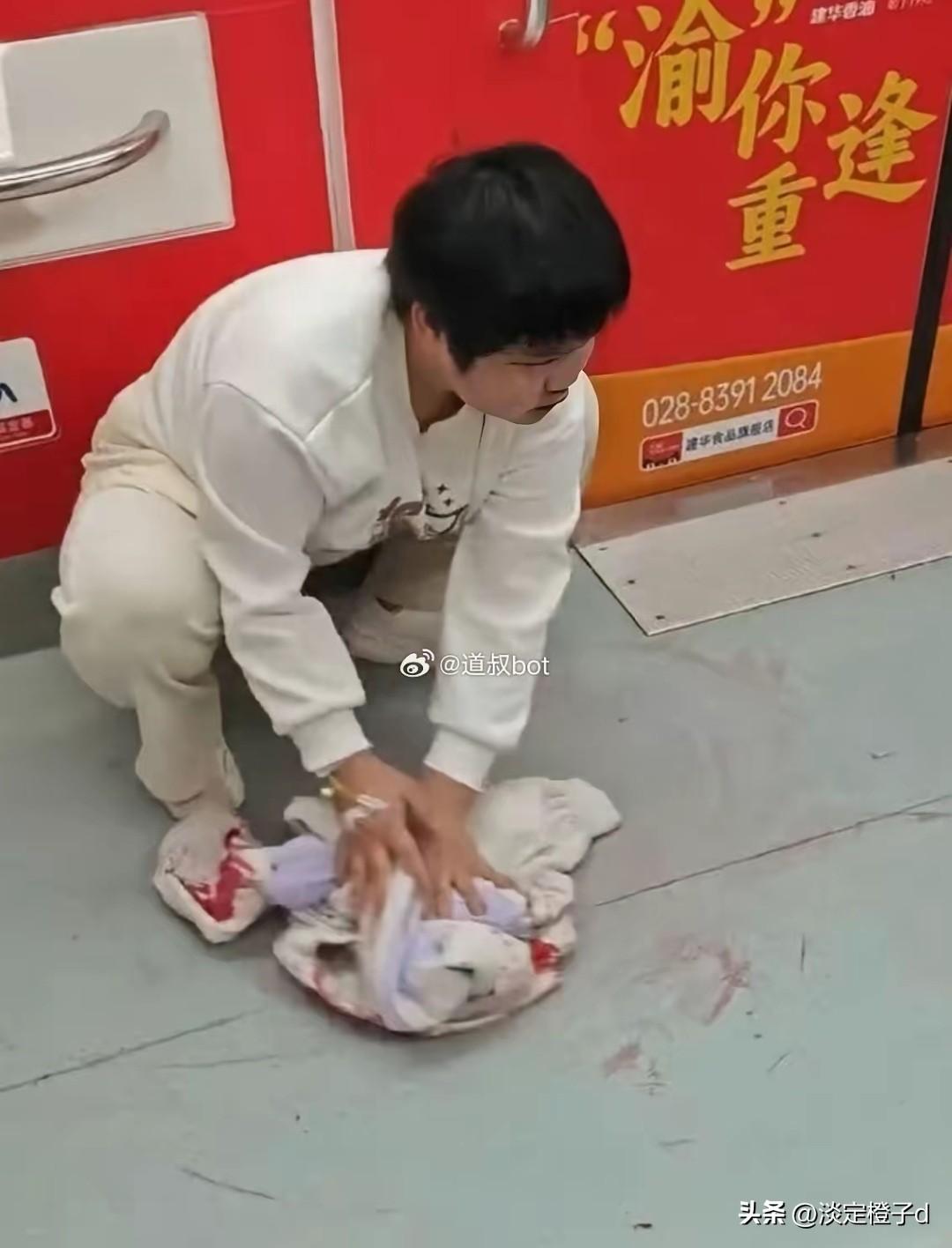 身世与遗愿破防
 
胡心瑶地铁擦血藏满心酸过往。
新观点。教养与深情不被病痛消磨