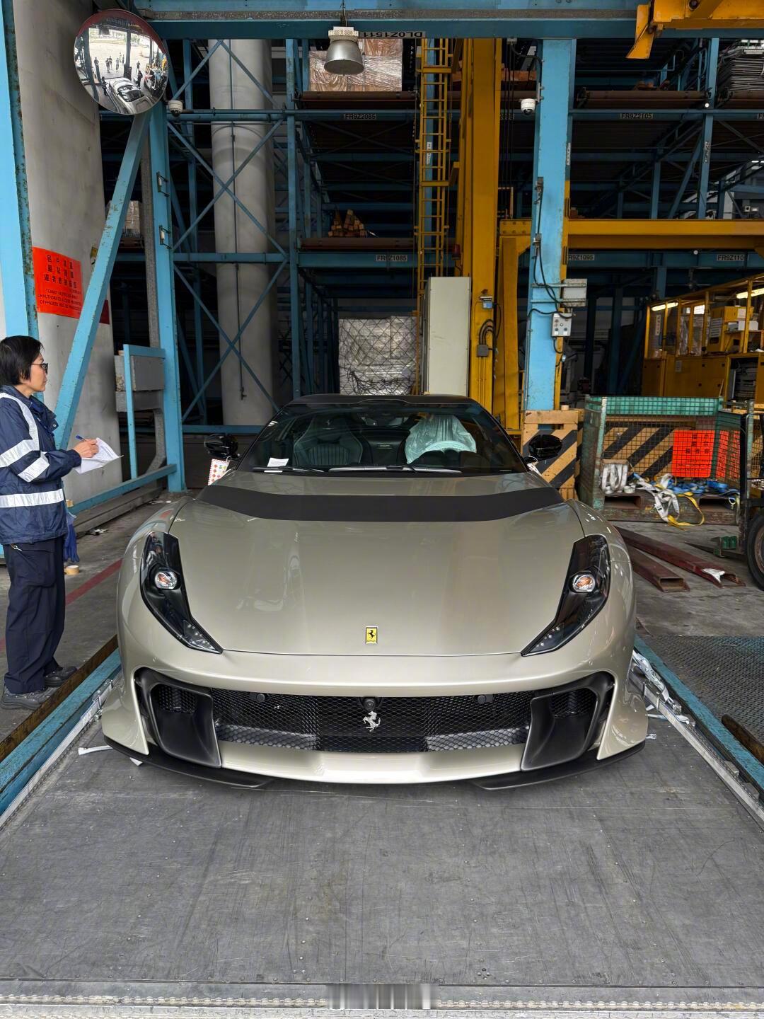 刷到一台最新到港，即将进入内地的812CA～Tailor Made好多细节，配色