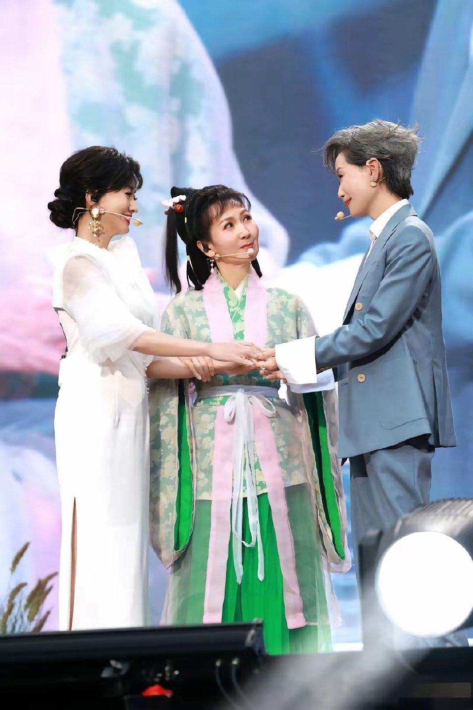 ?不可否认，赵雅芝扮演的白娘子很经典，但是在节目经常见她还是消费这个角色，感觉已