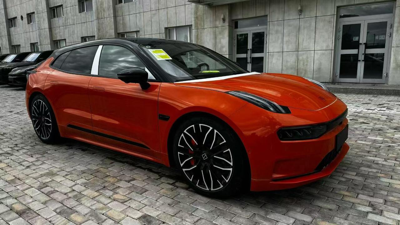 不得不说，极氪001的原创色彩真的非常有辨识度，前脸的大蛤蟆造型越看越耐看，橙色