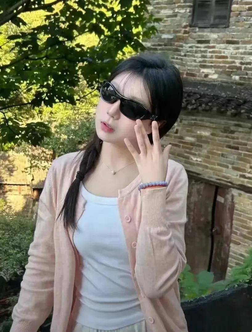 有一个会舞蹈的农村姑娘，她名叫小甜。她的笑容如田野上的阳光，甜进了每个人的心坎。