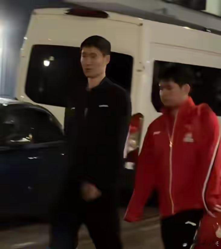 国乒很暖心的一幕，伦敦世乒赛团体小组赛国乒1:3输给韩国队后，国乒主席王励勤笑着