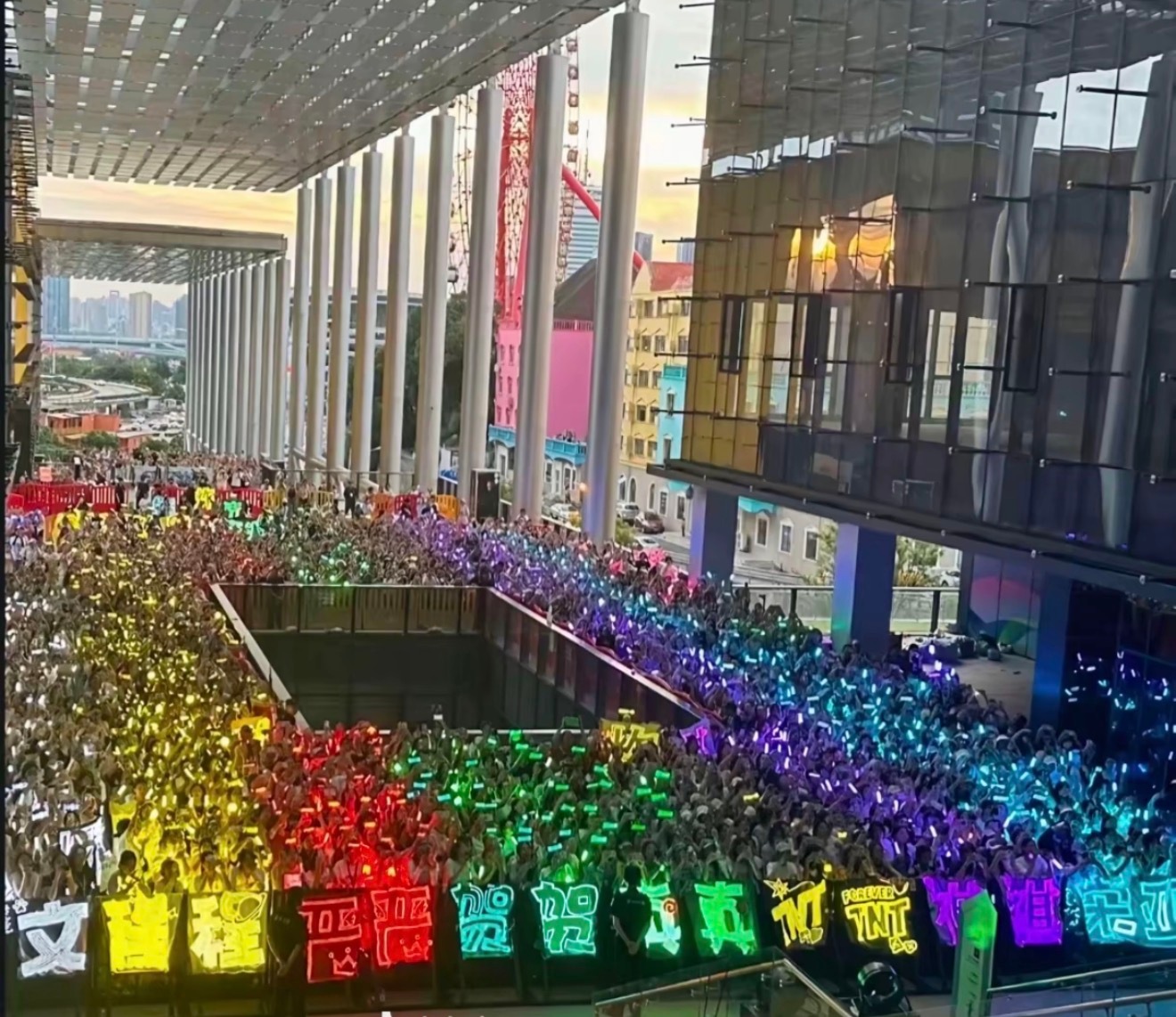 时代少年团粉丝嗨6应援时排得整整齐齐的含金量谁懂，都如此史诗级的听话…… 