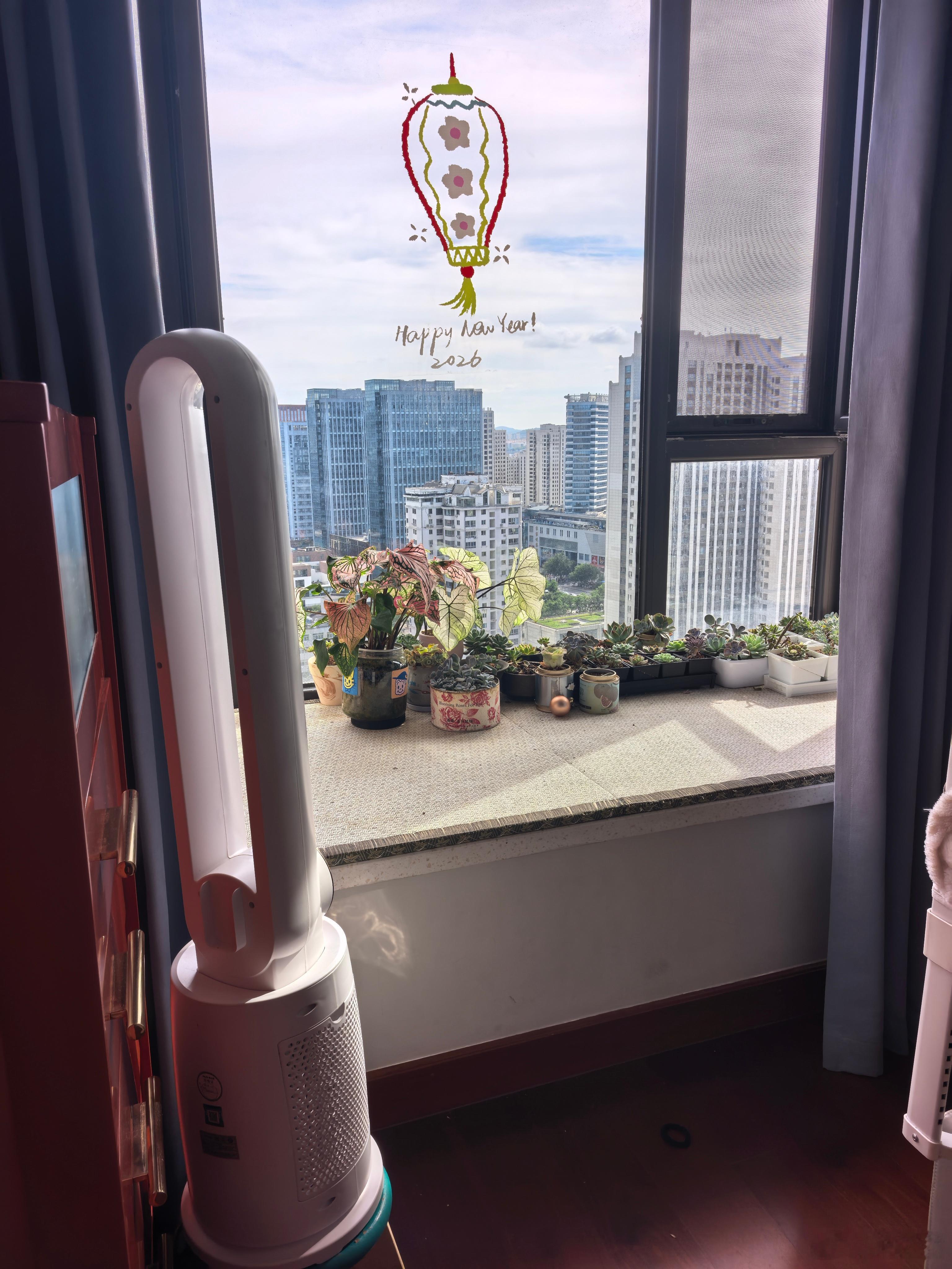 我陪小的睡了一觉，刚刚睡醒，听外面客厅怎么这么安静啊？出去找一圈，发现少了俩娃，