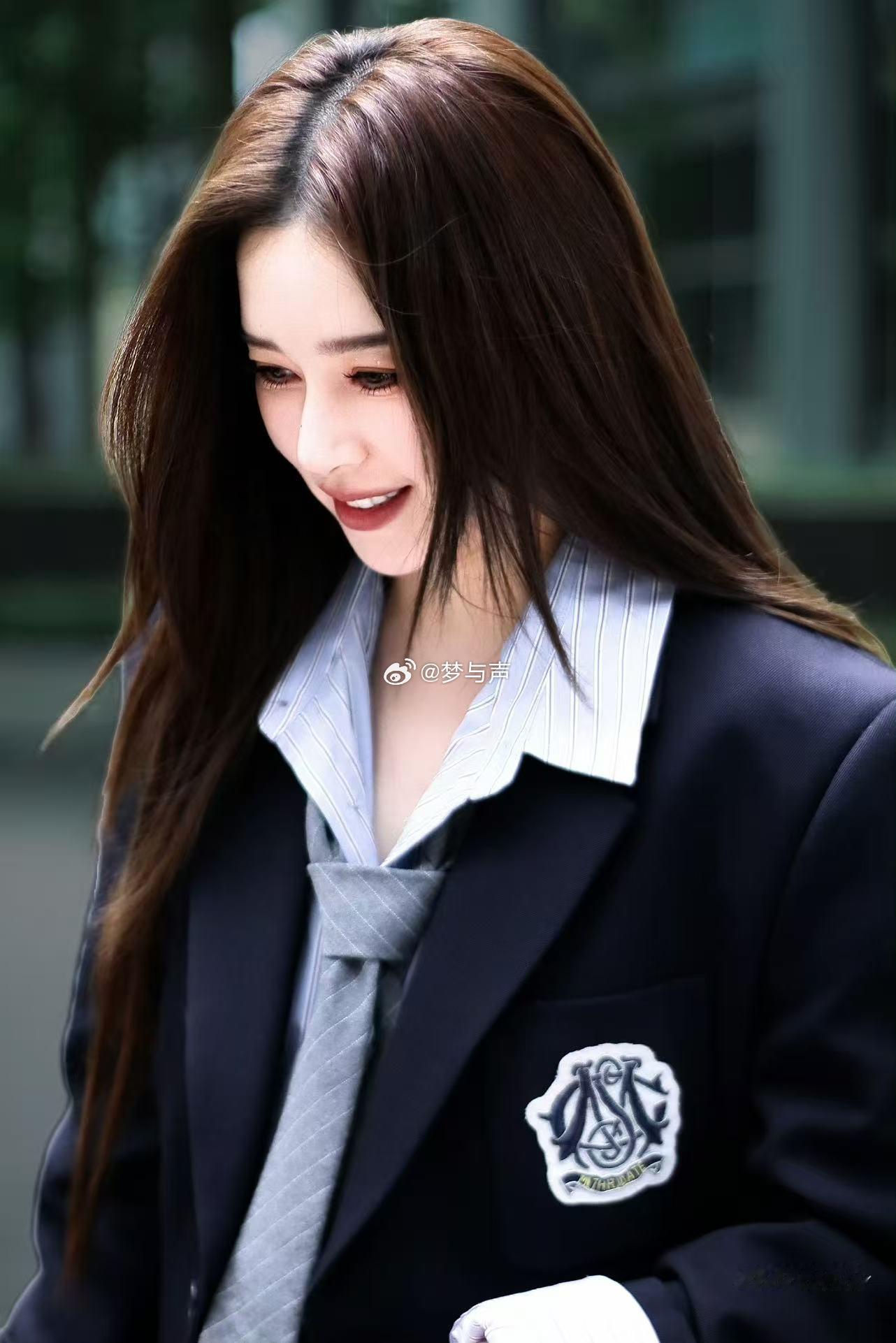 阚清子学姐你太美好了阚清子美式学院证件照 冷调蓝背景真的太适配她了，长发随意披着