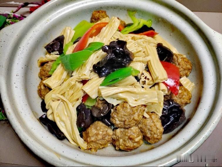 腐竹烧丸子
开胃又下饭
[大笑]
