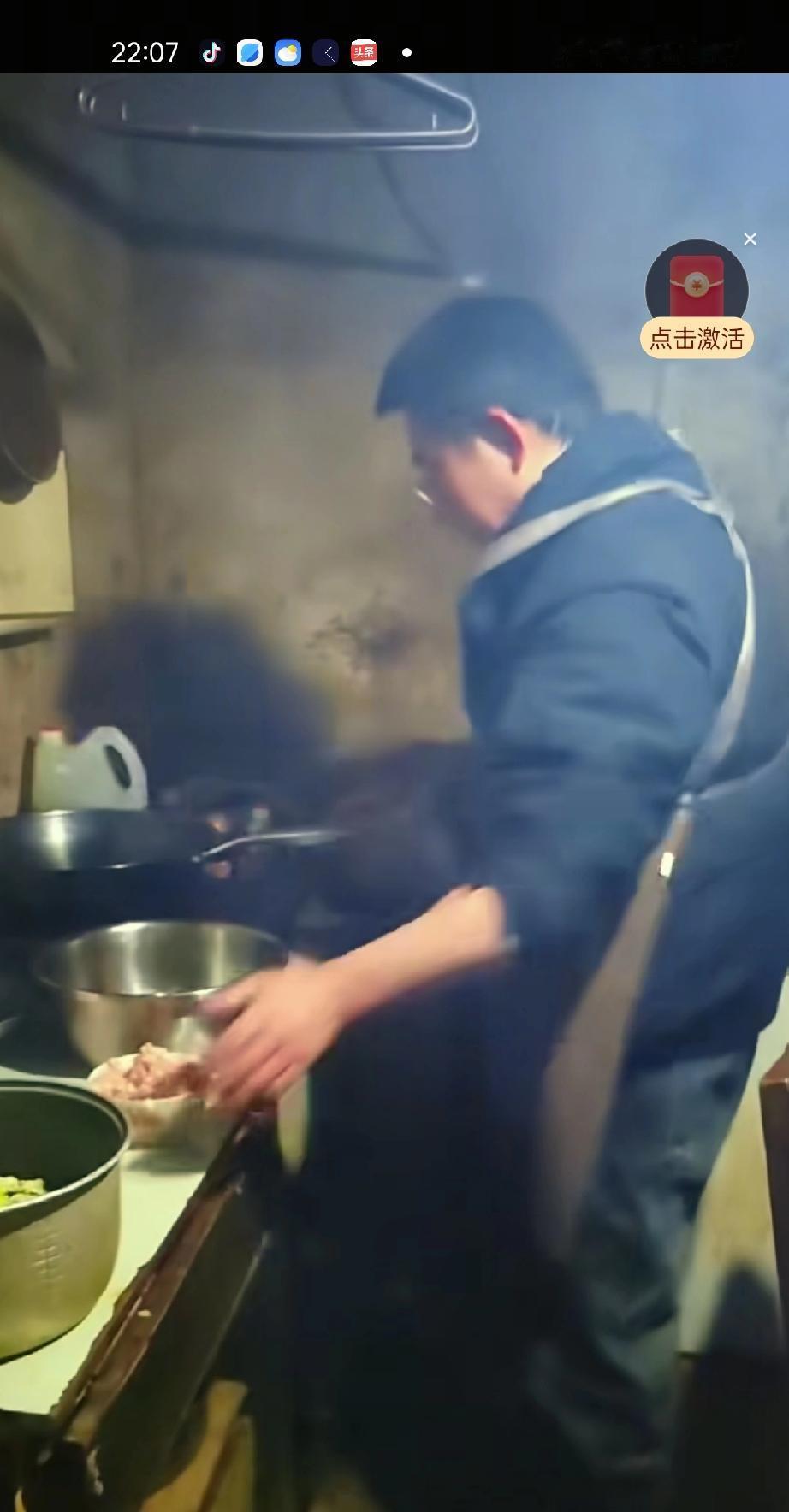 寻亲成功的胡龙没有嫌弃自己的原生家庭贫穷 ，回到家里以后他一刻也不闲着，每餐都是