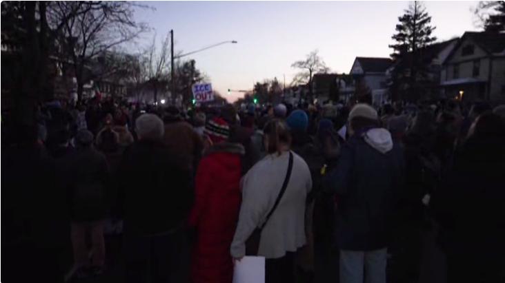 接上：一位发表演讲的人说：“我们不怕唐纳德·特朗普，我们也不怕说‘去他*的移民与