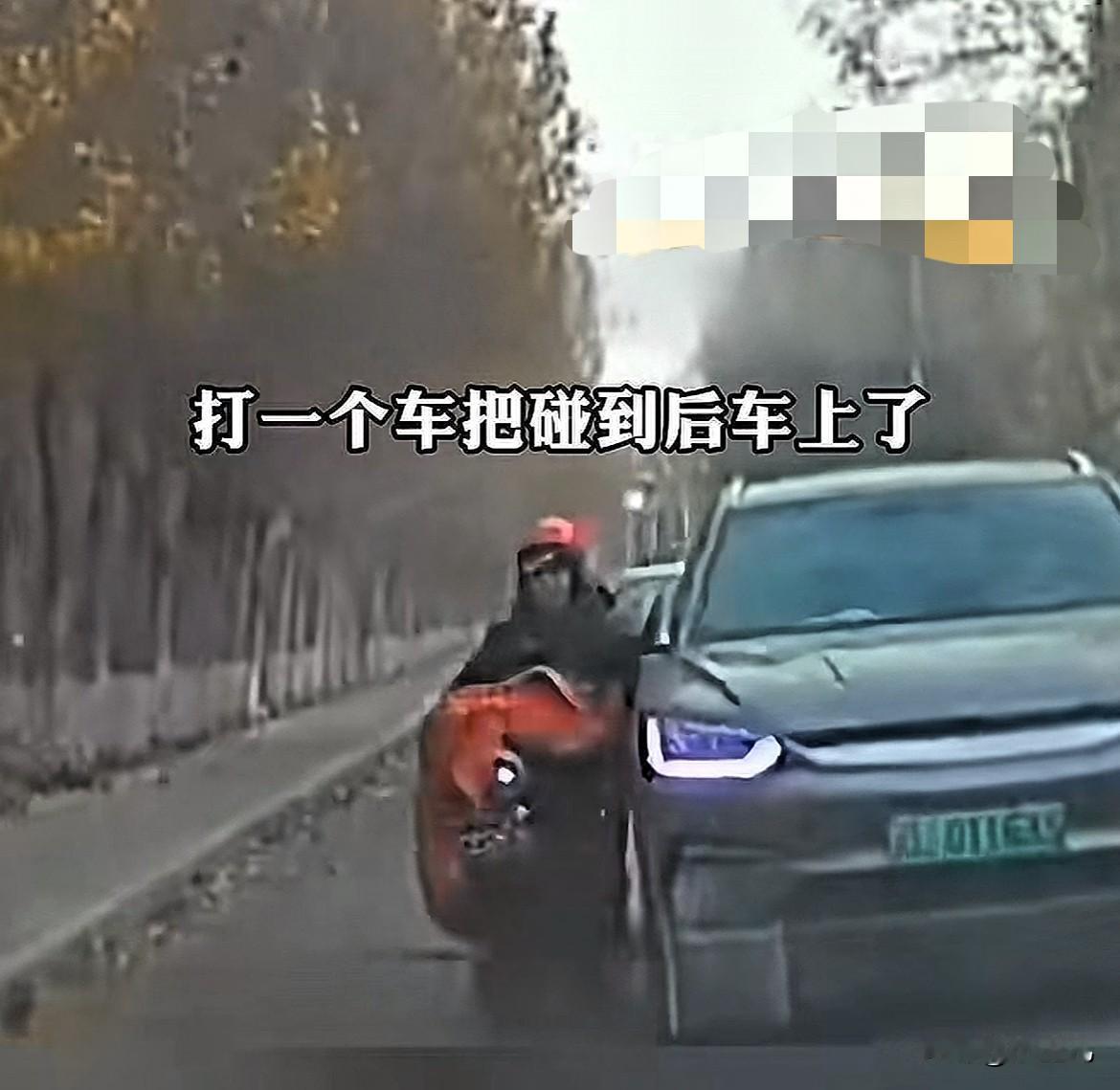 这事儿真恼火！一位戴红帽子的老太太，突然倒在车前，张口就要两千块。结果车主一句“