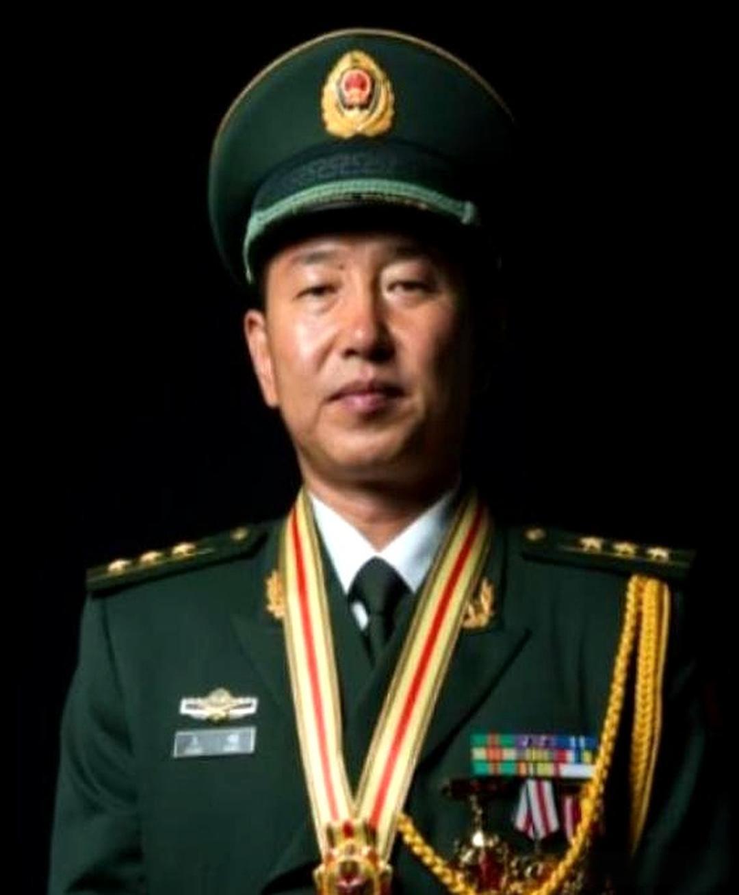 2008年夏天，南疆某地检查站突遭袭击，多名队员伤亡。行凶者趁乱钻进了一片望不到