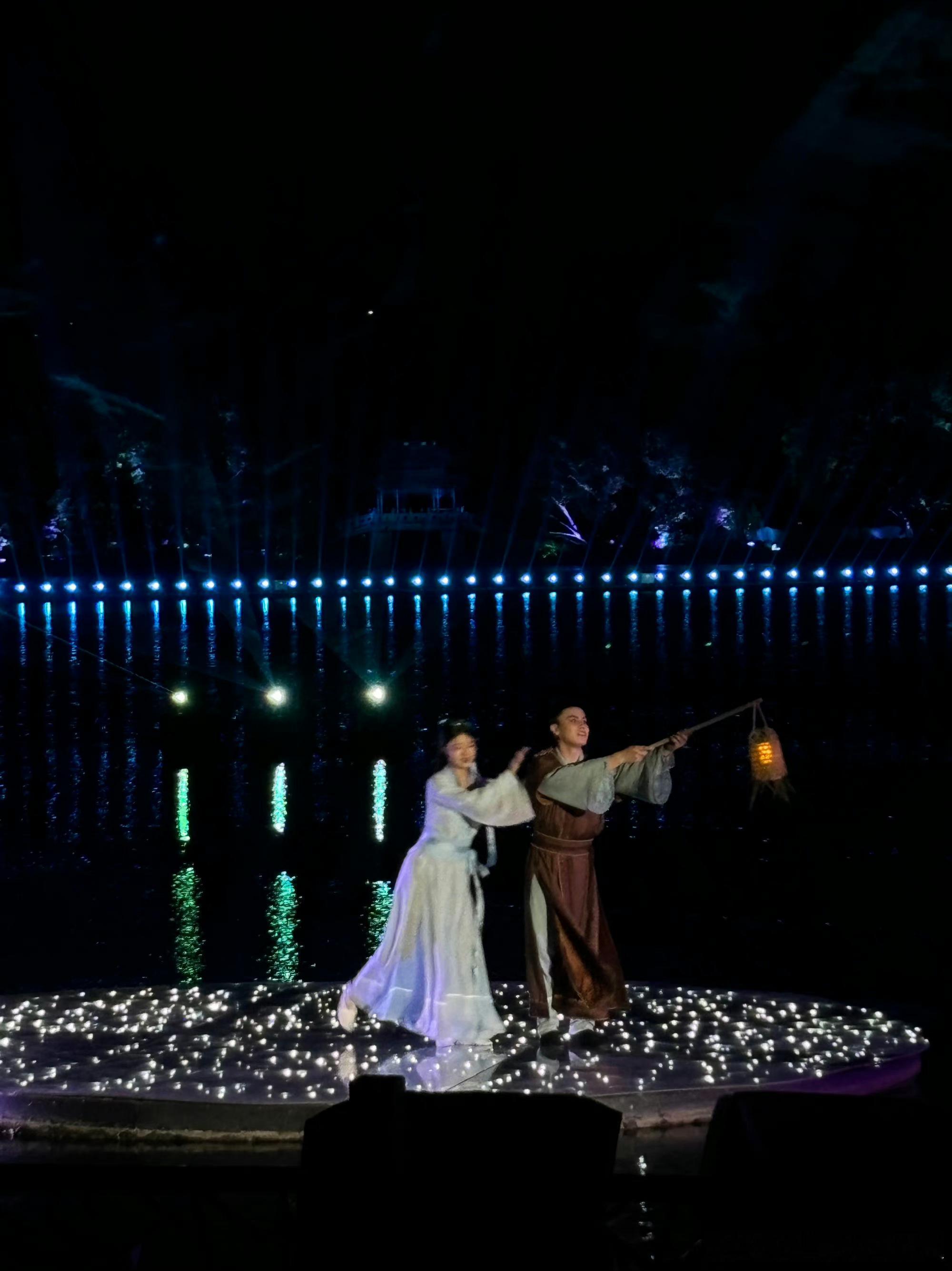 #于赓哲希望再谈西湖想的是白蛇浮生# 《白蛇：浮生》首映结束，西湖的浪漫在影片中