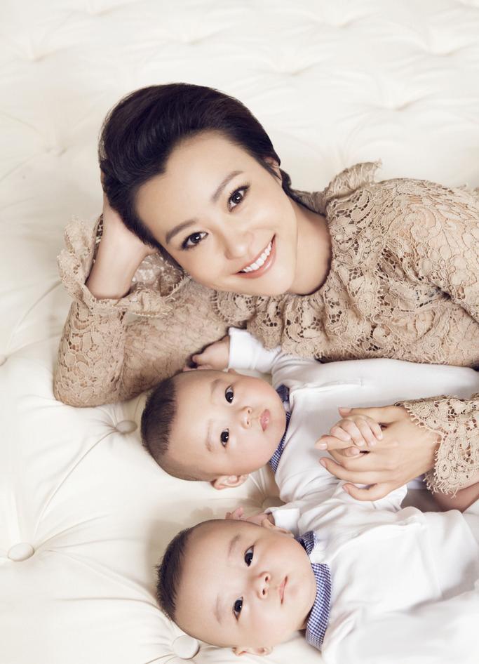 一次，主持人问郝蕾“你家双胞胎长得这么像，你是怎么辨认他们两个的？”郝蕾说“月嫂