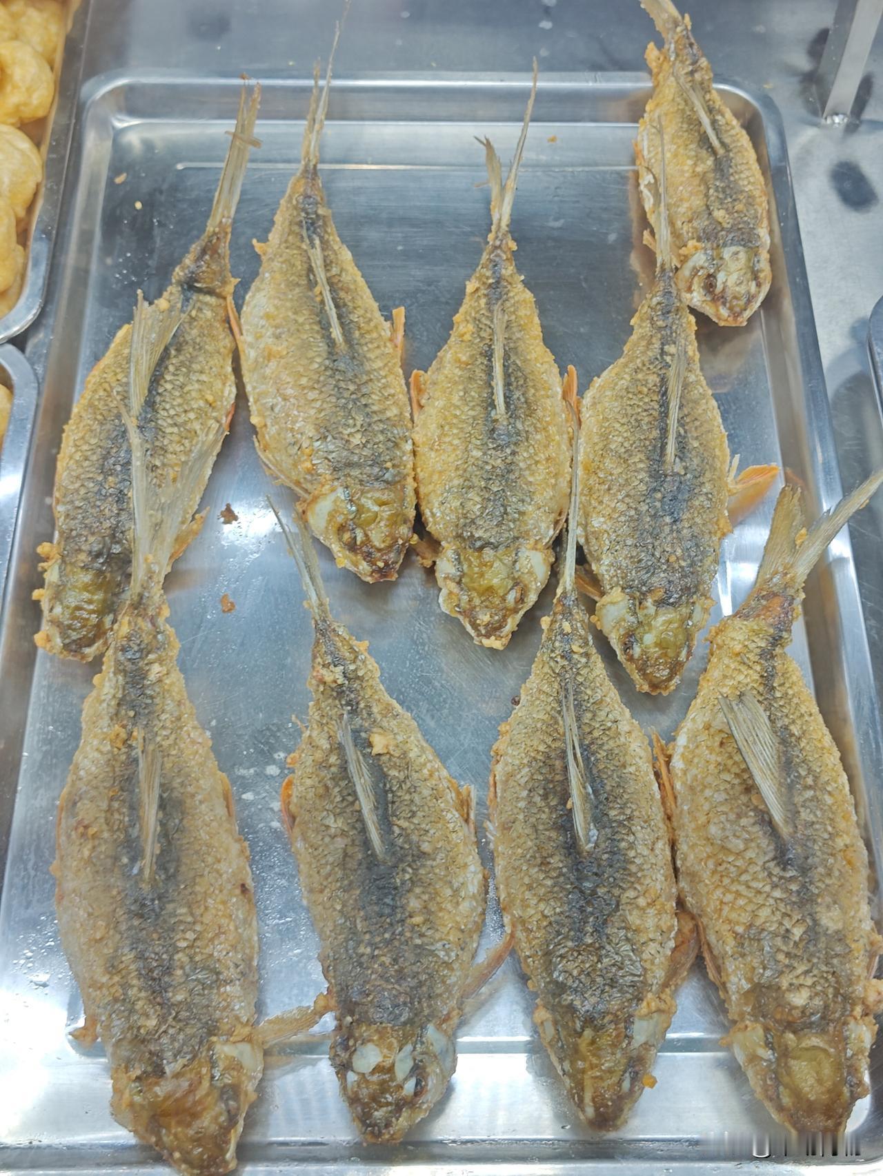 酿鲮鱼，卖得很快，一转头只剩一条。看到老板马上补货，原来是炸的，那个油炸机，主要