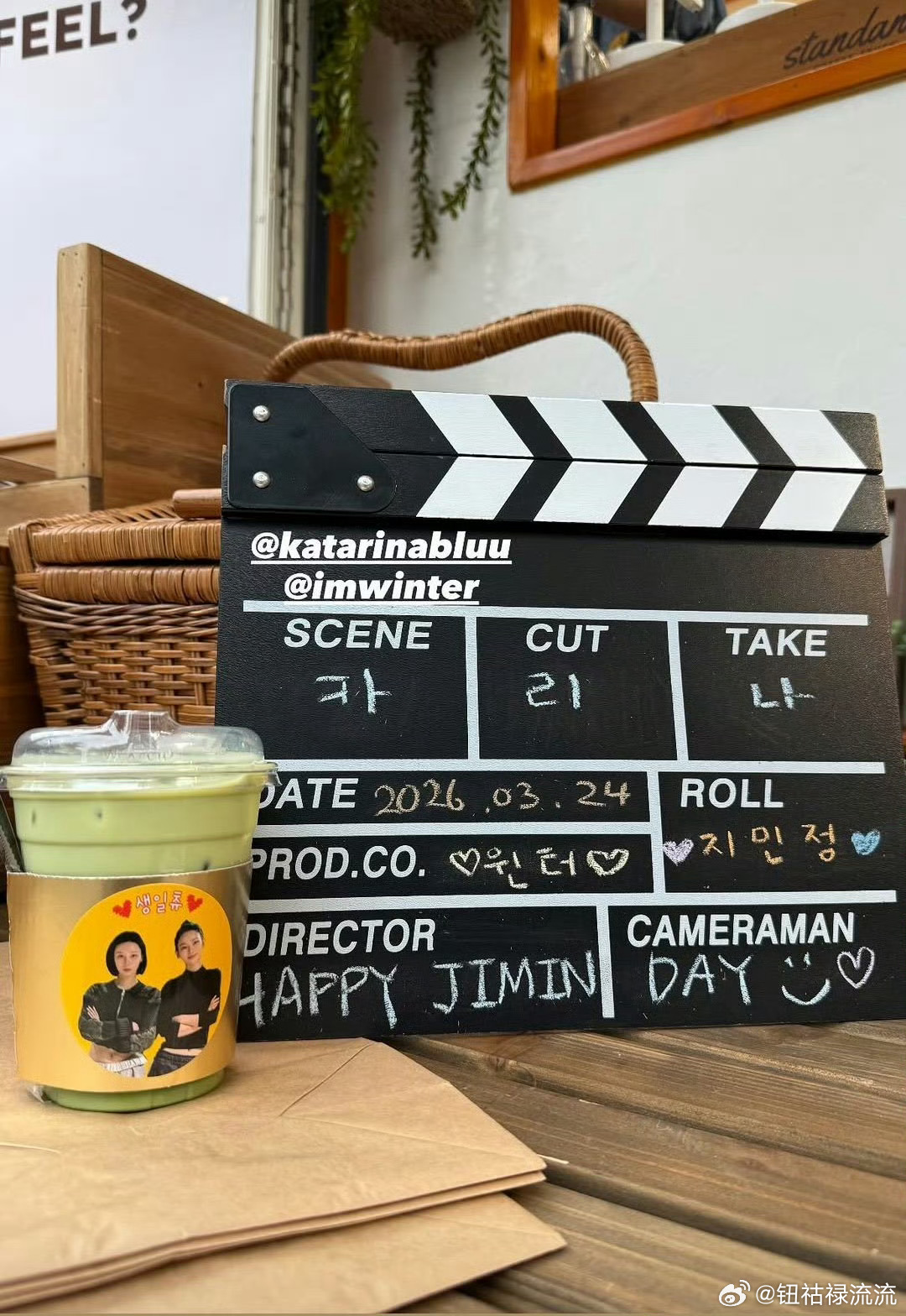 金玟庭为柳智敏生日会送应援金玟庭为柳智敏的线下生日会送了应援 