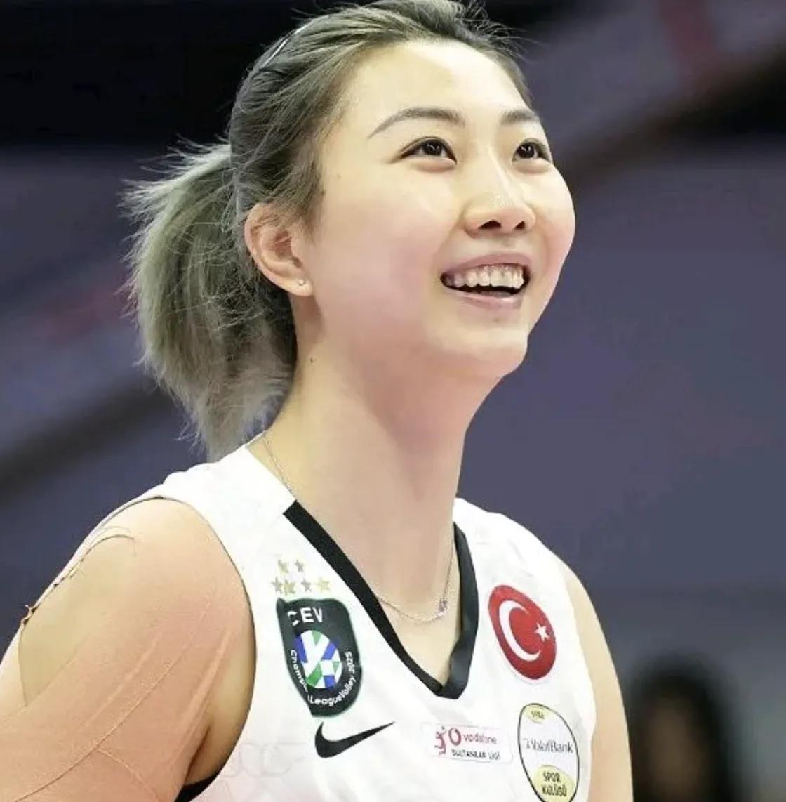 袁心玥为什么不能留在中国女排？

这一消息一抛出来，立刻把排球圈炸了锅：状态那叫