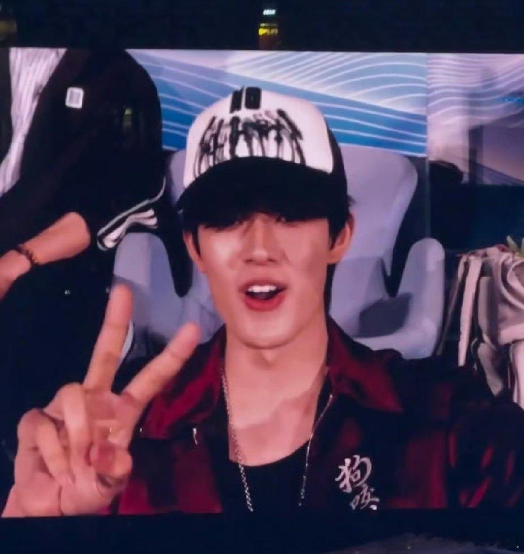 张极朱志鑫同款外套朱志鑫张极同款狗咬狗外套 这件衣服是救了你们的命吗，张极朱志鑫