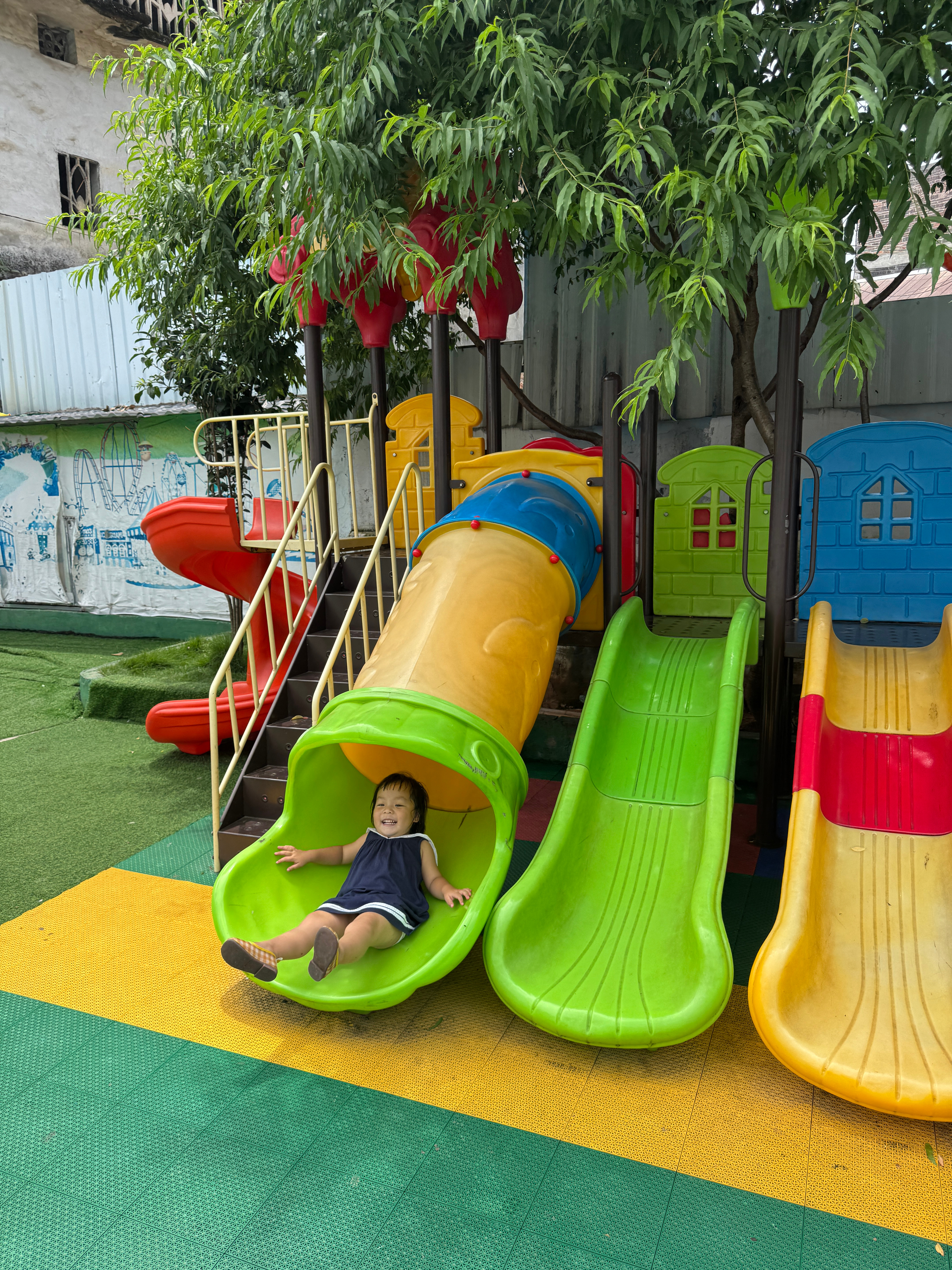 为了让刘小小以后去幼儿园适应得更快我：只有很听话、表现很好的小孩子才可以奖励去一