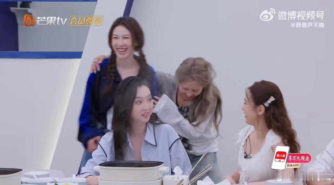 张小婉为什么没人相信我认认真真玩游戏，却成了全场背锅侠，张小婉一脸无辜又茫然，谁