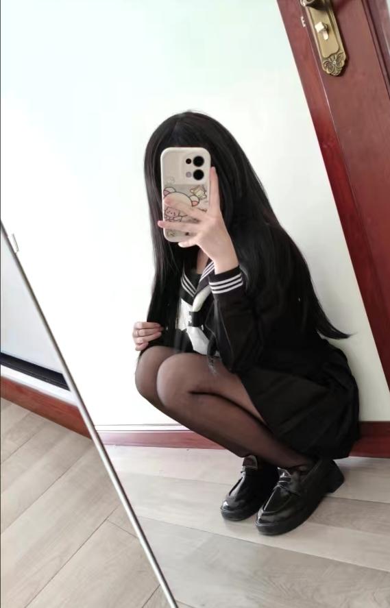 “黑丝袜搭配学院风，甜美与酷炫并存”📸👗👠