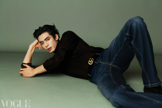 宋威龙  VOGUE MAN 3月刊封面人物，惊喜解锁新刊封面大赏时尚灵感解读