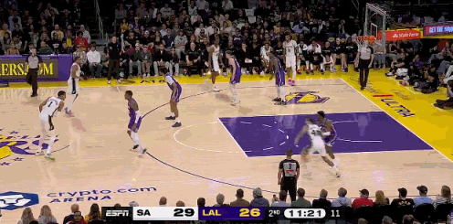 布朗尼成文班背景板，虽然防不了，但布朗尼最近进入轮换表现不差，能持球送助攻。此外