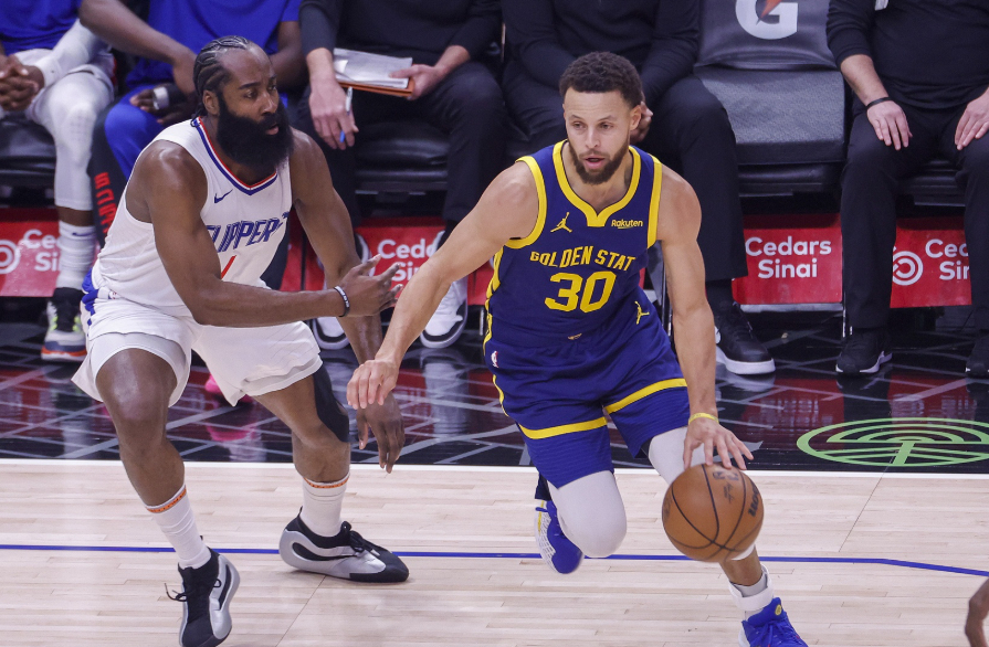 今天，美媒Polymarket Hoops晒出近10年球员命中关键三分的榜单：1