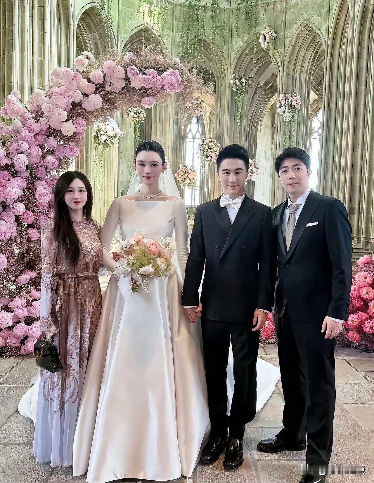 特步二公主丁佳敏七匹狼公子周力源夫妇参加奚梦瑶何猷君婚礼。

真是人在哪里，圈子