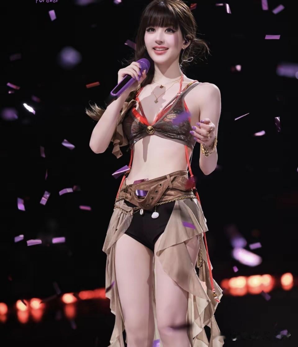 赵露思开演唱会为啥要穿成这样呢？
大家对这种为啥没意见？ ​​​