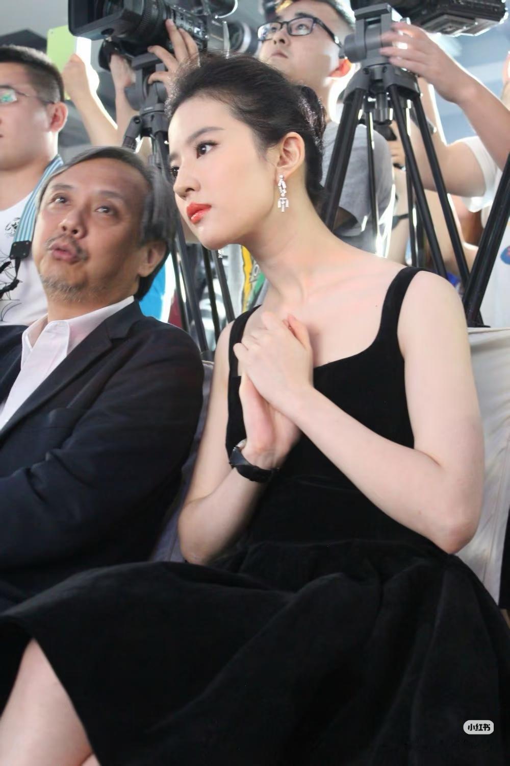 旁边的男士，是谁？