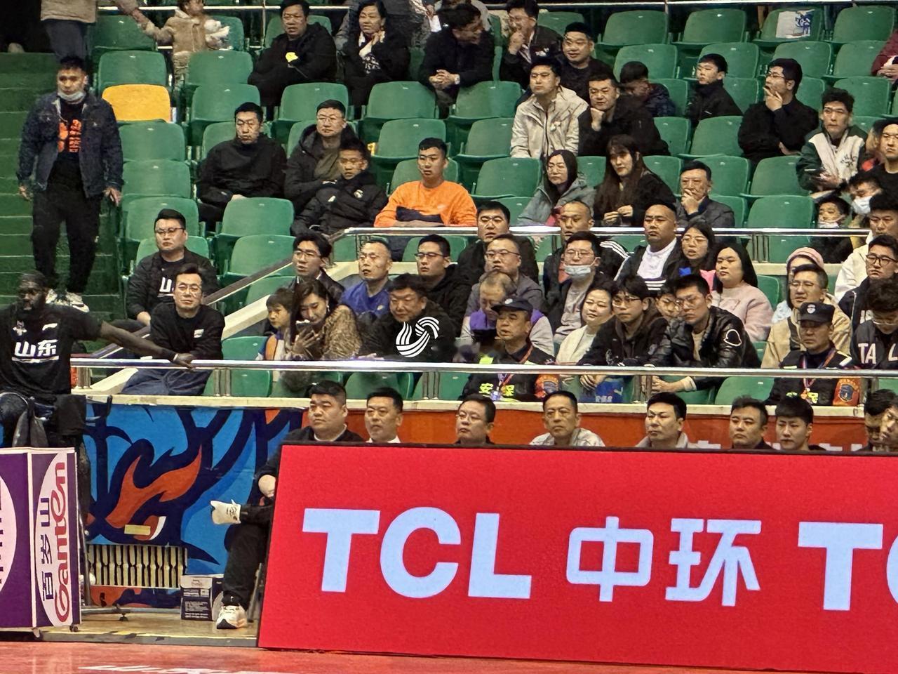 山东高速篮球俱乐部新掌门人亮相，拭目以待。 ​​​#畅谈中国篮球# #CBA联赛