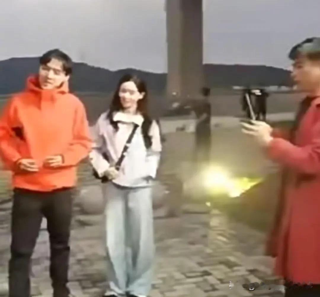#胡歌刘诗诗一起录综艺了#
好像是一起参加环保综艺，胡歌的捡垃圾行动还是发展到其