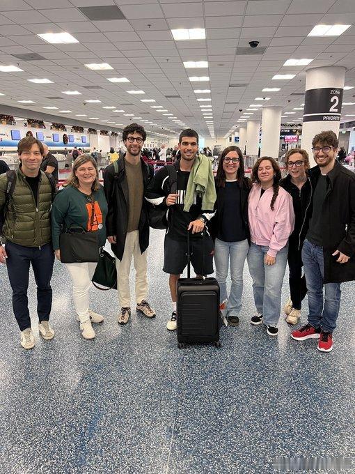 阿尔卡拉斯阿尔卡拉斯 从美国返回西班牙的家乡，下周将开始新赛季前的准备工作。小男