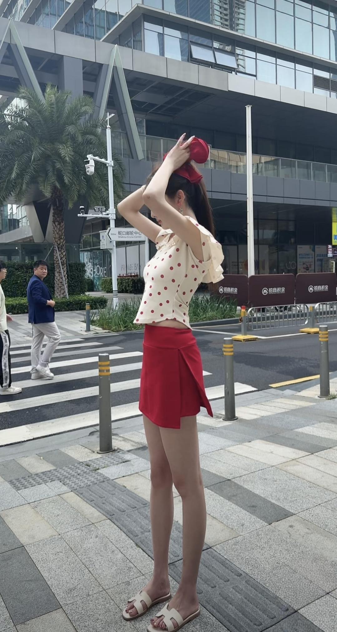 你们看得出她是谁吗？
    偶遇大网红，人美心善，路人拍照不会冷脸，全程笑容，