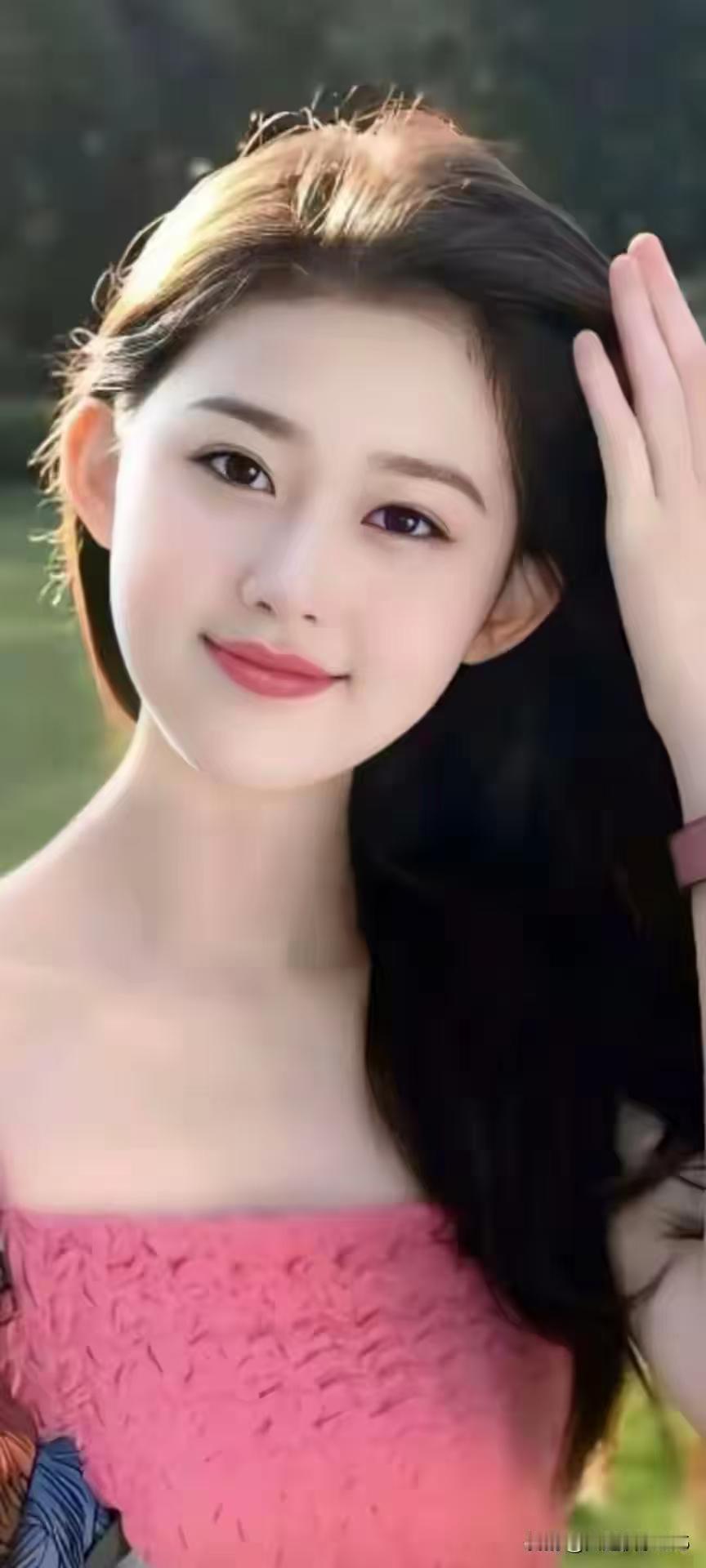 阳光下的甜美少女，粉色的连衣裙，温柔微笑