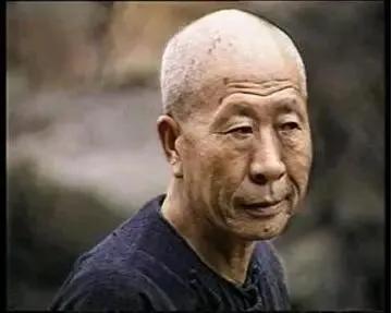 1949年，土匪头子姚大榜准备下山向解放军投降，临走前，有人送了他两条鲤鱼，姚大