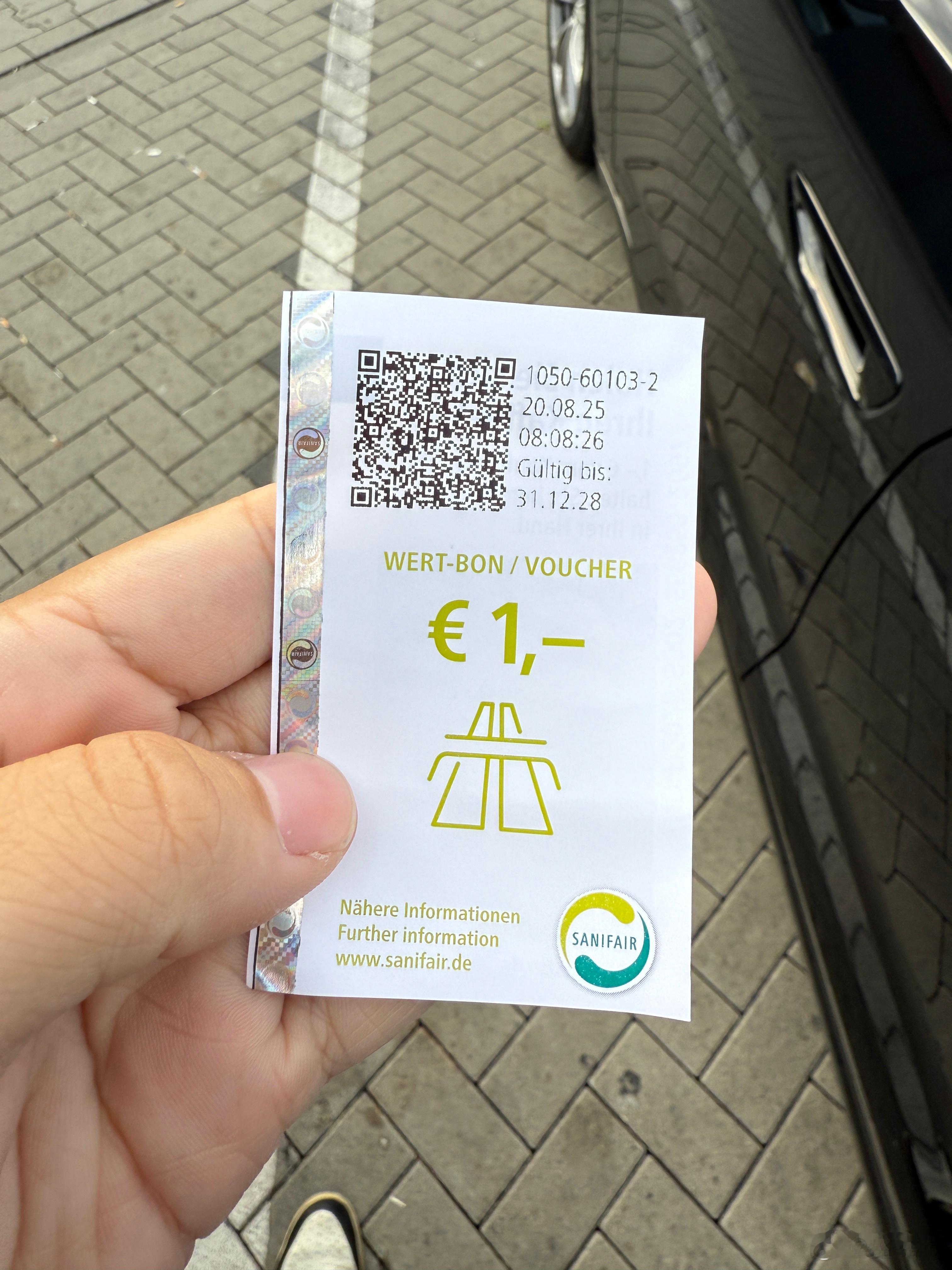 刚才在服务区拉屎，需要交钱，1欧相当于十块[裂开]最贵的shit ​​​
