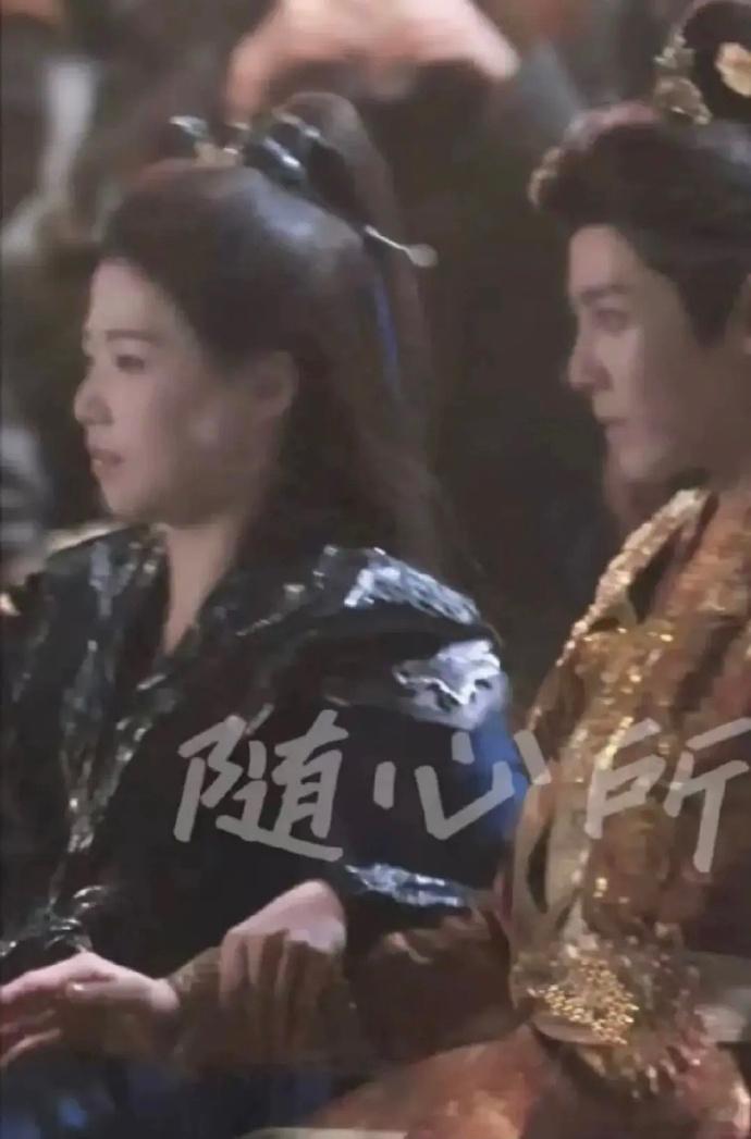 这部剧里男演员体格需加强，不然抱女主时略显吃力，真实感与画面美感都会受影响。 ​
