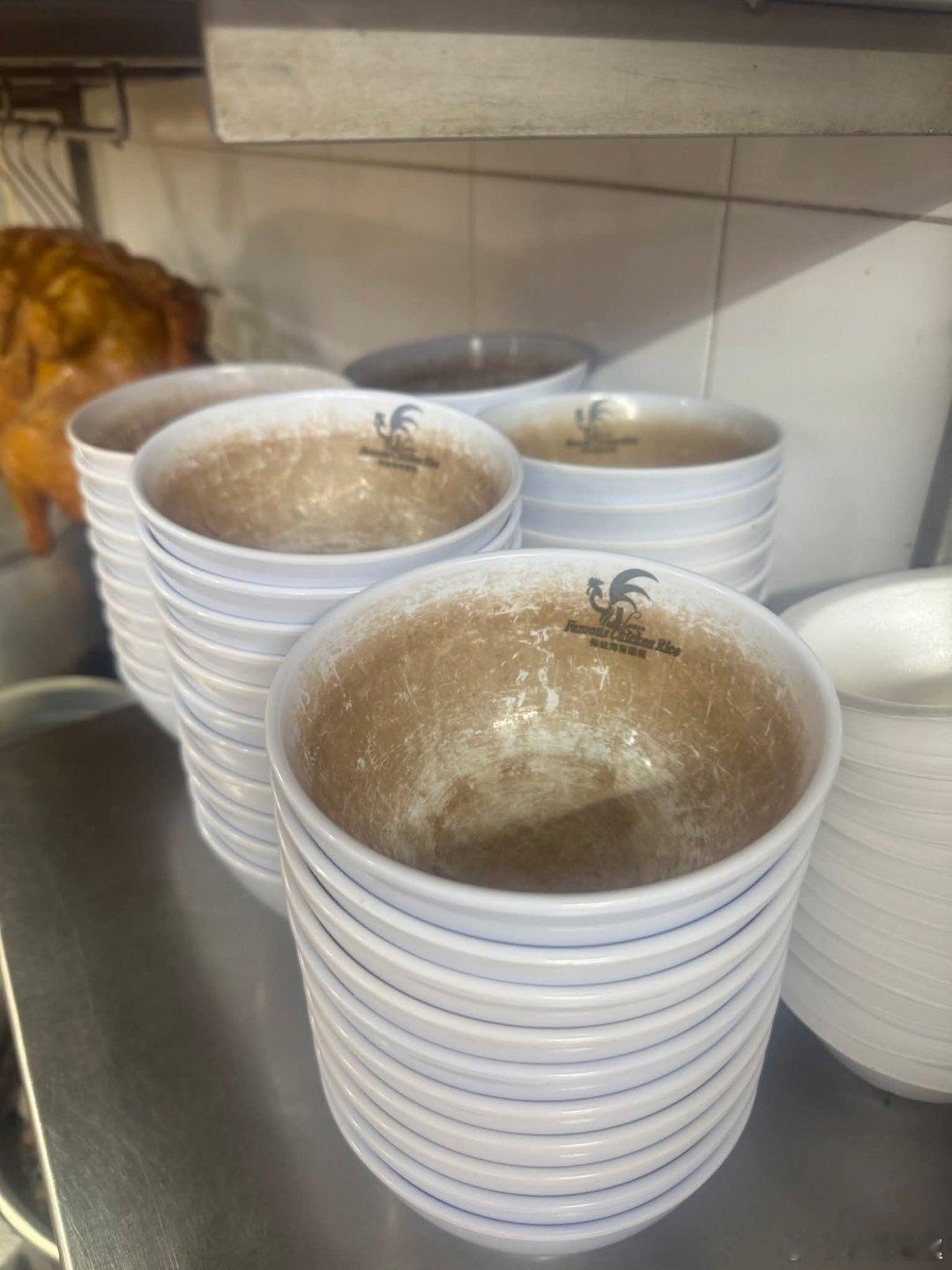 新加坡 本地塑料碗 成年污渍 你介意吗？珍珠坊熟食中心一楼的鸡饭摊位Uncle 