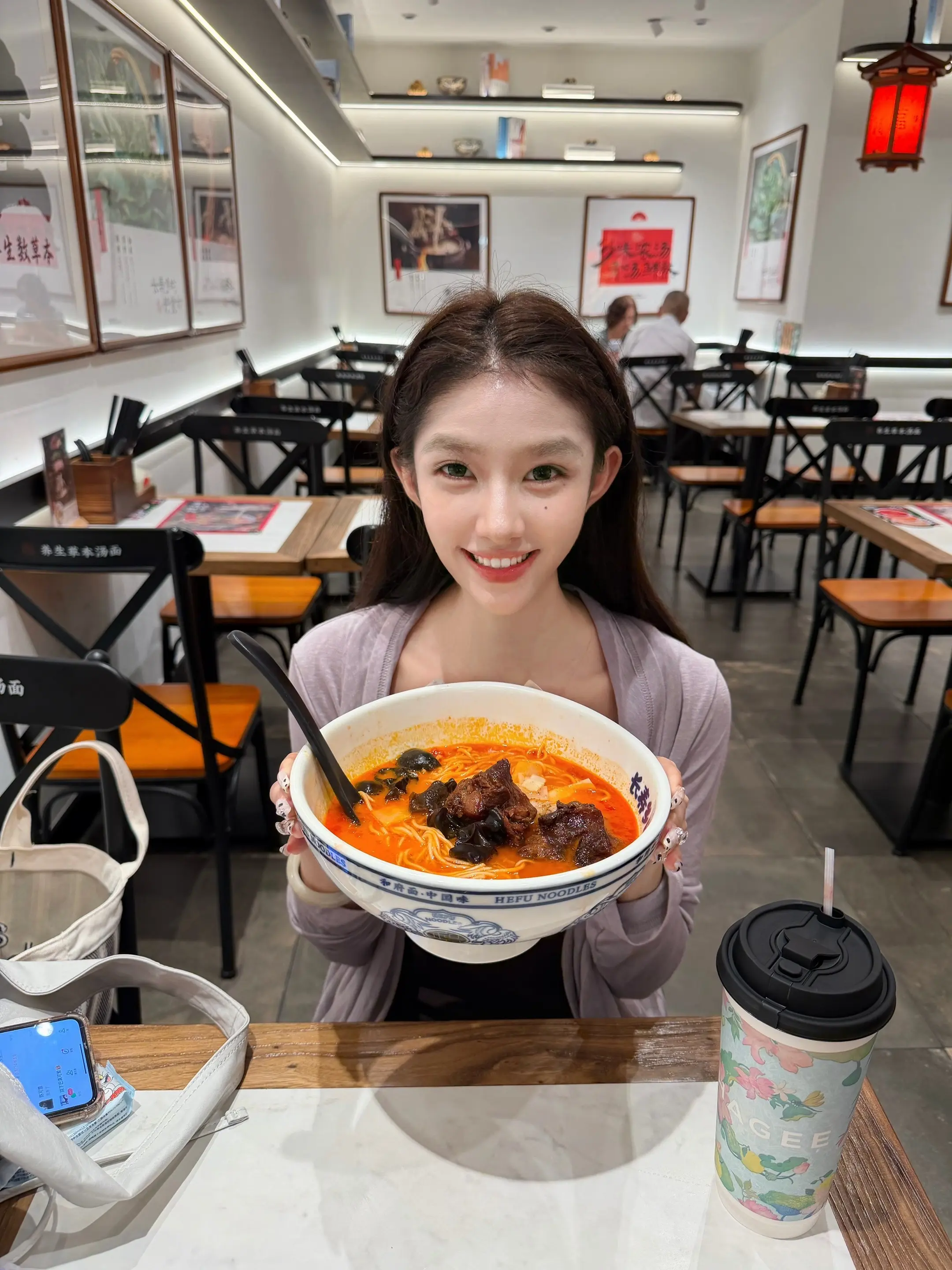 瞧把你美的 怎么这么开心啊