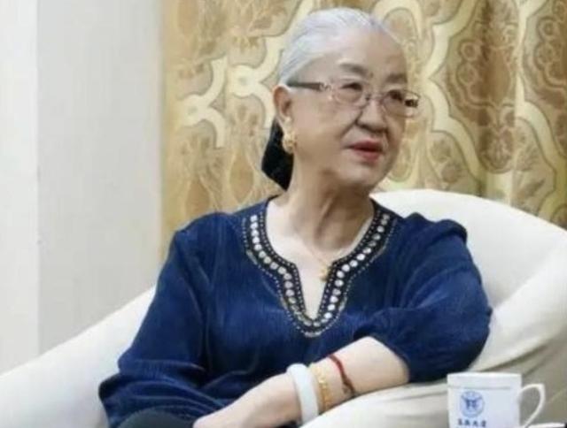 1986年，中央一条“高干子弟一律不准经商”，使得原国防部长耿飚的长女，一夜之间