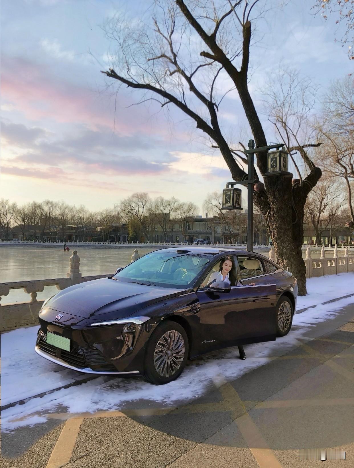 制服搭配黑色高跟鞋是什么体验呢?在视觉上有拉长身形的效果。