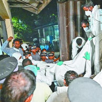 炸翻全网！美军公海狂下死手，伊朗军舰瞬间炸碎沉没，二战后首次挑衅，印度全程沉默彻