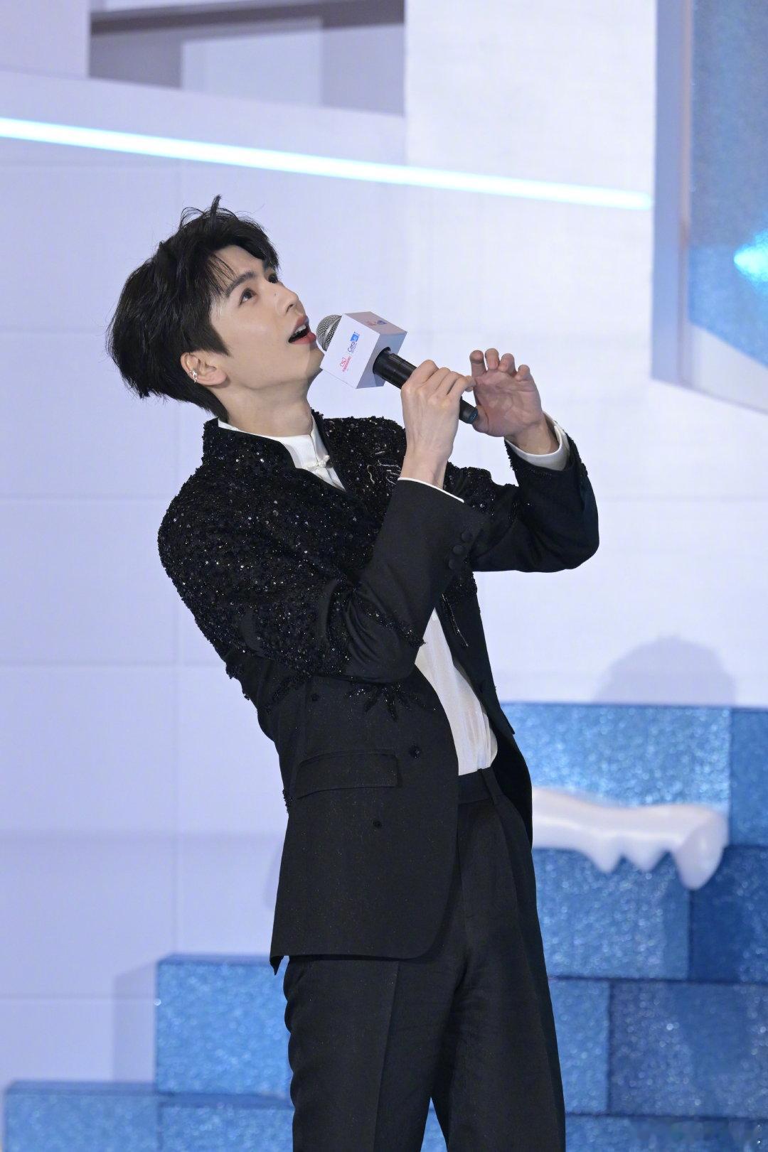 张凌赫适乐肤线下人气 现场路透太震撼了！人群从场馆蔓延到扶梯，里三层外三层全是期