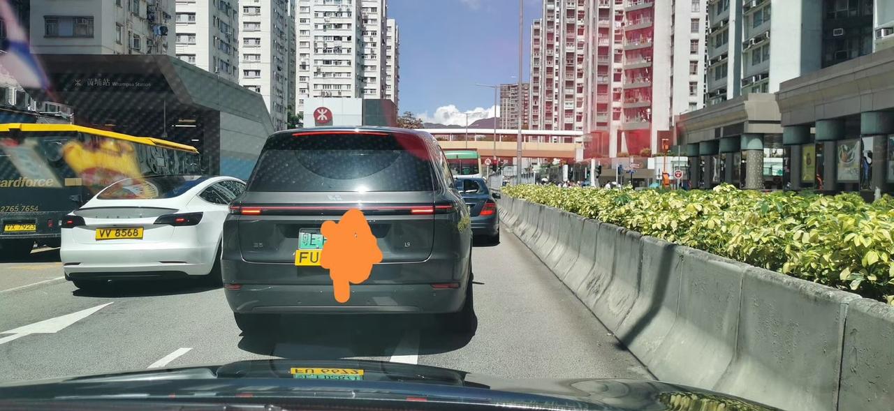 香港网友：在路上看到内地车，那个玻璃窗黑得几乎看不到里面；本地车若这样，一早就被