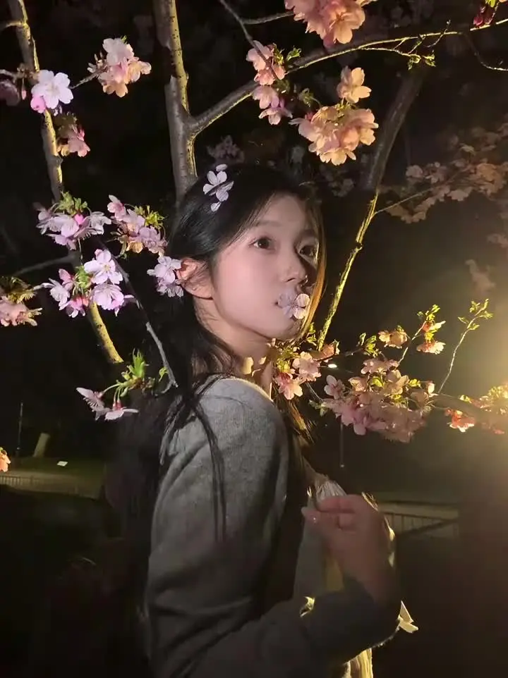 手中握着格桑花呀 美的让我忘了摘下