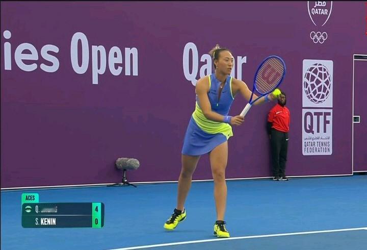 郑钦文今晚复出首秀这套球衣和球鞋真的足够花里胡哨啊！
WTA1000多哈站今晚迎