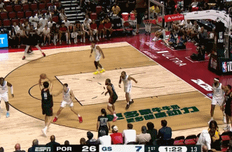 杨瀚森NBA生涯第一粒进球，持球突破上篮！
北京时间7月12日，开拓者与勇士的夏