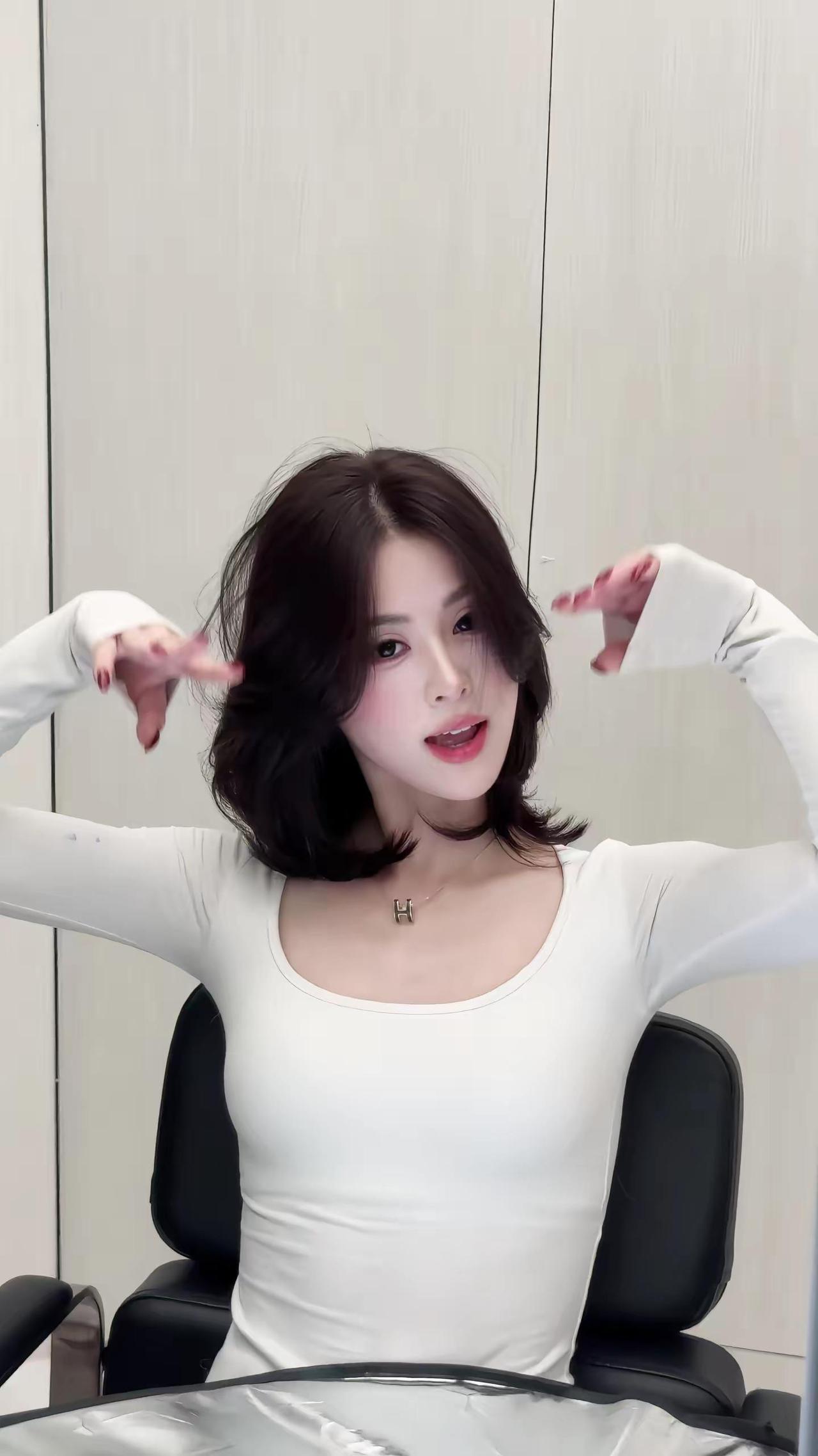 我喜欢你 ，你猜我为什么带逗号 因为我逗你的^•◡•^♡短发